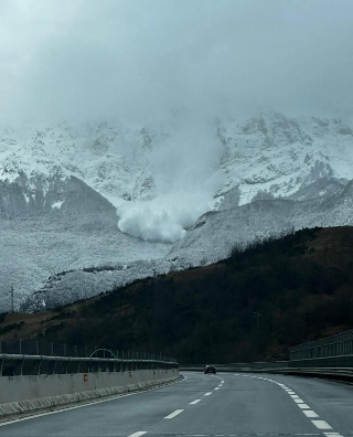 Grande slavina sul Gran Sasso, immagini spettacolari diventano virali sui social: nessun ferito